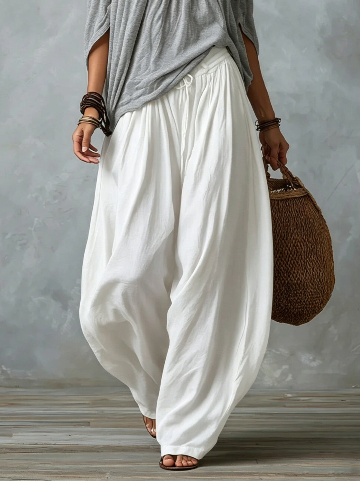 Top Gris de Hombros Descubiertos con Conjunto de Pantalón Blanco Ancho Tipo Farol
