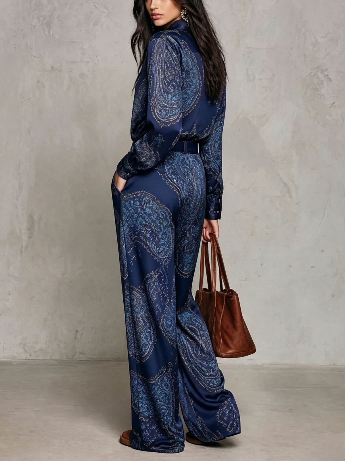 Completo de Camisa de Satén con Estampado Paisley y Pantalón de Pierna Ancha, Azul Marino