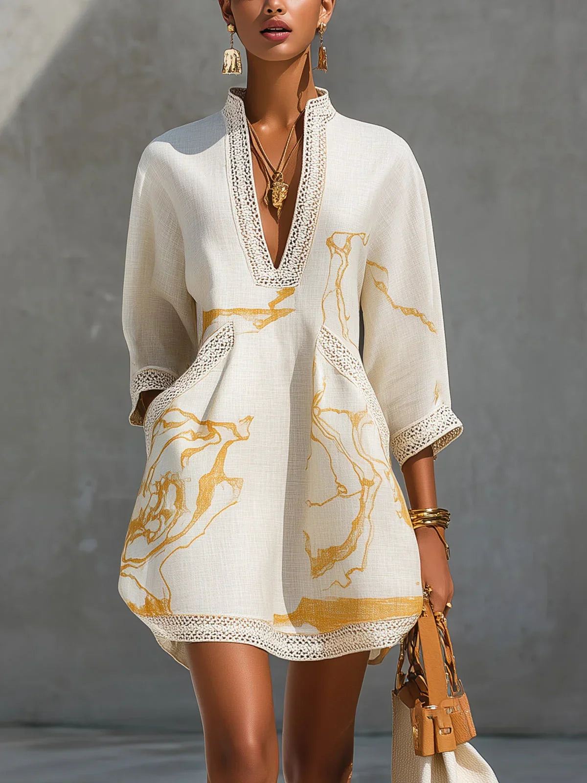 Renata | Vestido corto de encaje con estampado dorado y escote en V profundo