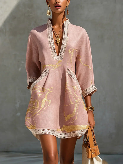 Renata | Vestido corto de encaje con estampado dorado y escote en V profundo