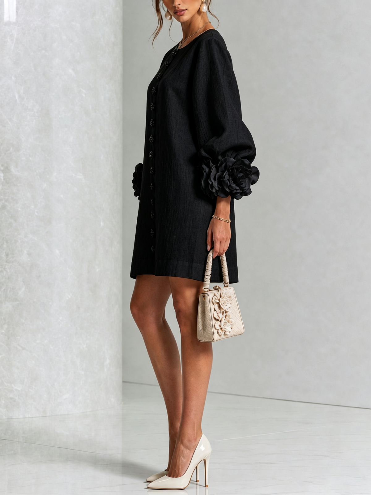 Cecilia | Vestido Mini de Lino con Puños de Rosas, Negro Clásico