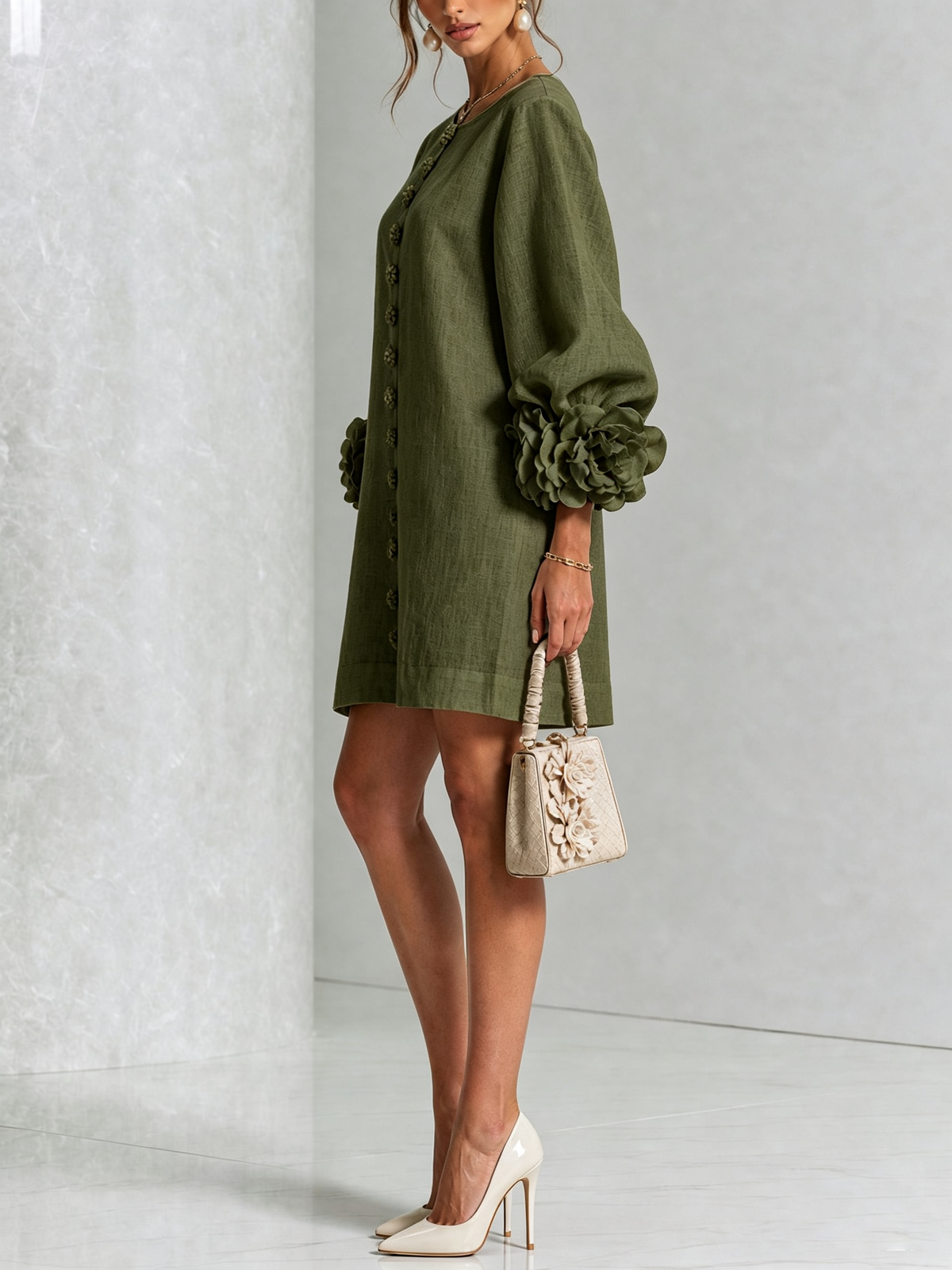Gaia | Vestido Mini de Lino con Puños de Rosas, Verde Oliva