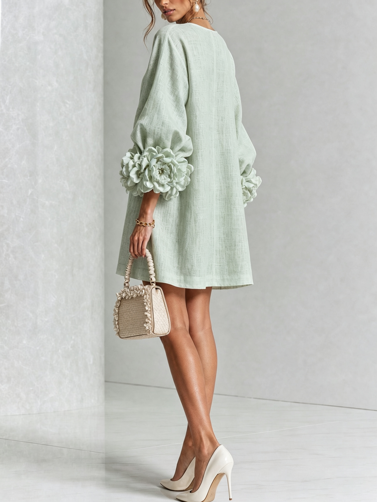 Delia | Vestido Mini de Lino con Puños de Rosas, Verde Salvia