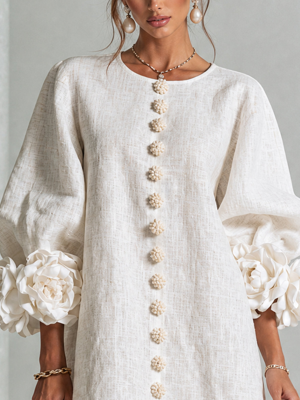 Chiara | Vestido Mini de Lino con Puños de Rosas, Blanco Marfil